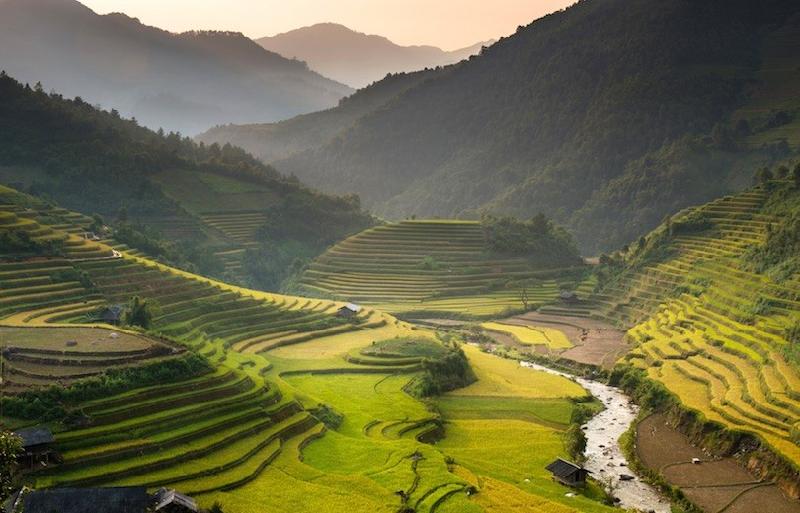 Sa Pa mang vẻ đẹp đầy màu sắc và quyến rũ, là nơi nghỉ chân hoàn hảo sau quãng đường núi hiểm trở. Sa Pa sở hữu nhiều điểm tham quan đẹp như vườn hoa Hàm Rồng, thung lũng Mường Hoa, thác Bạc, nhà thờ đá phong cách Gothic ở trung tâm, chợ Bắc Hà... Đặc biệt, Fansipan - ngọn núi cao nhất Việt Nam và được mệnh danh là “nóc nhà Đông Dương” - có sức hấp dẫn rất lớn với những người thích leo núi và chinh phục. Ảnh: Touropia.