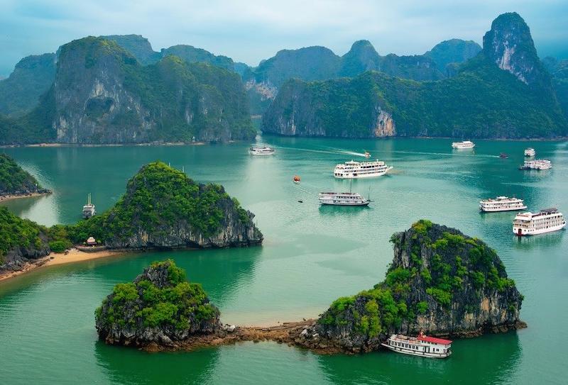 Vịnh Hạ Long là viên ngọc quý, niềm tự hào của du lịch Việt Nam. Những hòn đảo đá vôi, hệ thống núi đá và hang động tạo nên một quần thể thiên nhiên có một không hai, dễ dàng gây ấn tượng mạnh với du khách. Khi đi thuyền ra tham quan vịnh, bạn có thể ghé thăm và tìm hiểu một số ngôi làng nổi của ngư dân. Nhờ vẻ đẹp và giá trị về địa chất, vịnh Hạ Long vinh dự được UNESCO hai lần công nhân là Di sản Thiên nhiên Thế giới. Ảnh: Touropia.