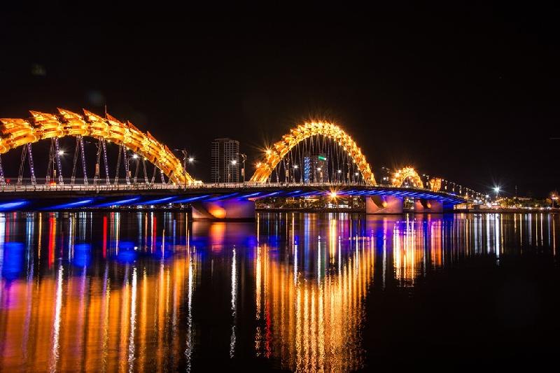 Đà Nẵng đang trỗi dậy mạnh mẽ trong những năm gần đây, dần trở thành điểm đến quen thuộc của du khách trong và ngoài nước. Điểm cộng lớn của thành phố là con người thân thiện và môi trường sạch đẹp, các món ăn ngon và lạ, mang đậm hương vị địa phương. Các điểm du lịch rất đa dạng như bãi biển Mỹ Khê - một trong những bãi biển quyến rũ nhất hành tinh, khu du lịch Bà Nà Hills với nhiều hoạt động vui chơi giải trí, bán đảo Sơn Trà, Ngũ Hành Sơn, sông Hàn, cầu Rồng... Ảnh: Glimpse.