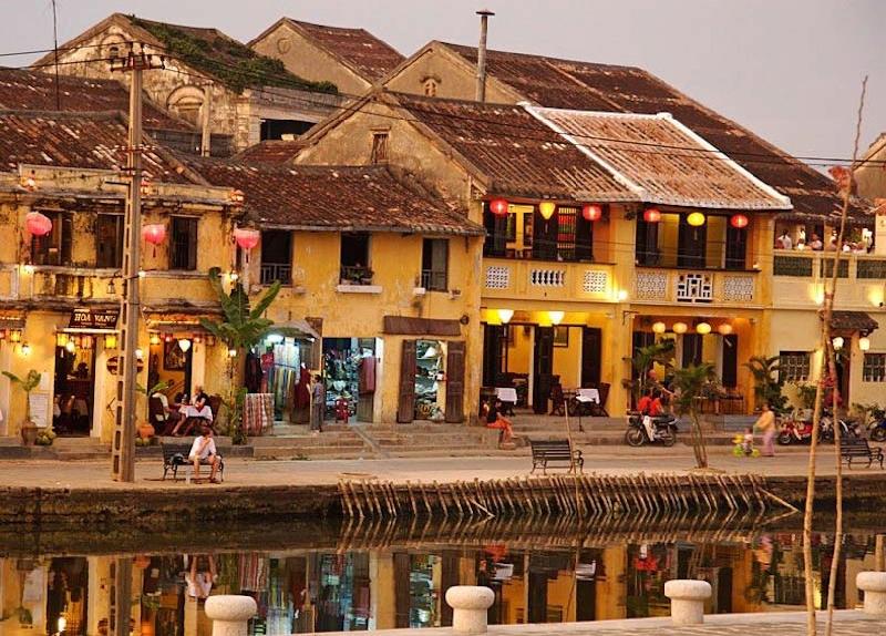 Được UNESCO công nhận là Di sản Văn hóa Thế giới năm 1999, phố cổ Hội An (Quảng Nam) là điểm đến ngày càng phổ biến với du khách nước ngoài, được coi là thiên đường mua sắm với những món quà lưu niệm tuyệt vời, hàng thủ công mỹ nghệ, đồ cổ, tơ lụa, tranh nghệ thuật... Những ngôi chùa từ thế kỷ 19, kiến trúc nhà cổ xưa, phố đèn lồng và những yếu tố văn hóa bí ẩn tạo nên nét thu hút cho phố Hội. Đặc biệt, sự hiếu khách và thân thiện của người dân có thể khiến du khách muốn quay lại nhiều lần nữa. Ảnh: flickr/jmhullot.