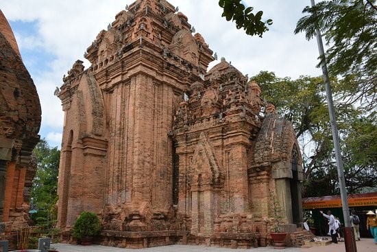 Nha Trang nổi tiếng với những bãi biển đẹp, nhưng du khách cũng có thể tìm thấy các công viên giải trí, dịch vụ tắm bùn, chơi golf, tham quan Tháp Bà Ponagar - một quần thể tháp với kiến trúc độc đáo của dân tộc Chăm. Ảnh: Trip Advisor.
