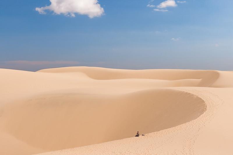 Phan Thiết là điểm đến không thể bỏ qua với những người yêu biển, nổi tiếng nhất là Mũi Né với nước biển trong xanh, những cồn cát đỏ tuyệt đẹp khi hoàng hôn buông xuống. Một số điểm đến thú vị khác ở Phan Thiết là Bãi Rạng, suối Tiên, Đồi Cát Bay... Phan Thiết còn nổi tiếng với nghề làm nước mắm truyền thống. Ảnh: Touropia.