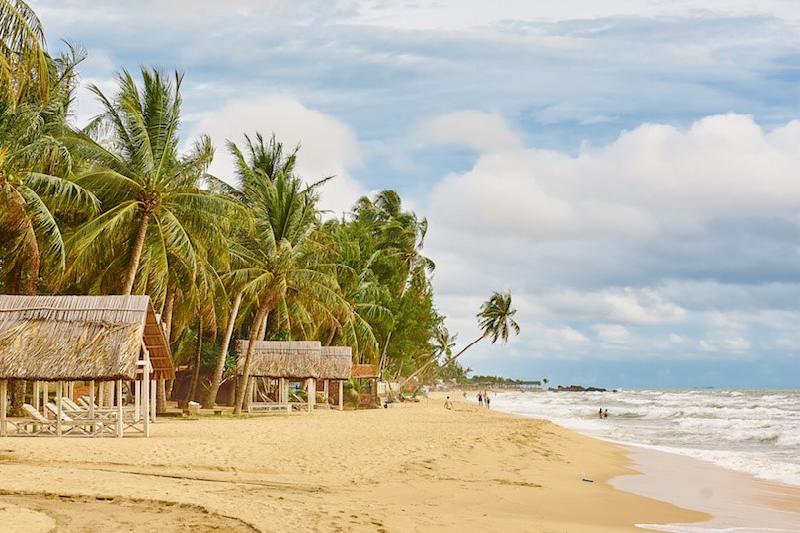 Phú Quốc - hòn đảo lớn nhất Việt Nam - là điểm du lịch nghỉ dưỡng lý tưởng với những khu rừng nhiệt đới nguyên sơ, những rạn san hô chưa bị tổn hại và các bãi biển rộng, nước trong xanh. Nổi bật trong số đó là Bãi Dài, nằm trong danh sách 5 bãi biển sạch đẹp trên thế giới do ABC News bình chọn. Để tìm hiểu về văn hóa - lịch sử, du khách nên tới làng chài cổ Hàm Ninh, nhà thùng sản xuất nước mắm hay nhà tù Phú Quốc. Ảnh: Touropia.