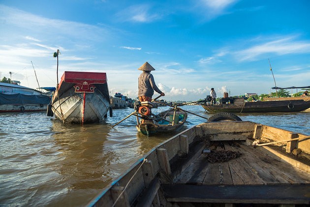 Theo Touropia, cuộc sống trên sông nước ở đồng bằng sông Cửu Long sẽ là trải nghiệm đáng nhớ và thú vị nhất với tất cả du khách đặt chân lên mảnh đất hữu tình này. Tại nơi con sông Mekong hùng vĩ đổ ra biển, các tuyến đường thủy dày đặc như mê cung đưa du khách qua những cánh rừng ngập mặn, tham gia phiên chợ nổi và hòa mình vào nhịp sống dân dã của địa phương. Ảnh: Planetware.