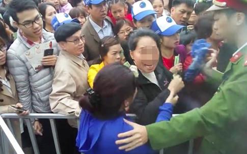 Ban tổ chức không bán vé vào sáng nay nên nhiều du khách tham quan đến địa điểm lễ hội nhưng không mua được vé. Chính vì vậy, “cò” vé đã đẩy giá vé lễ hội hoa lên mức giao động từ 200.000 - 250.000 đồng/vé, trong khi giá gốc chỉ 120.000 đồng.