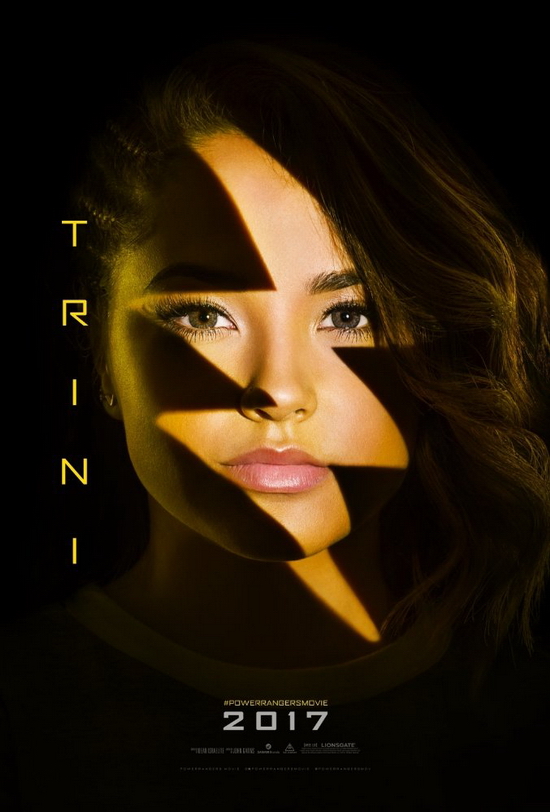 Becky G trong vai Siêu nhân Vàng Trini