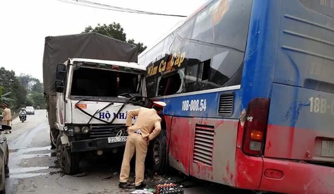 Sau khi được cẩu lên đường, xe khách gặp nạn bị một xe tải chạy ngược chiều đâm phải. Ảnh: 