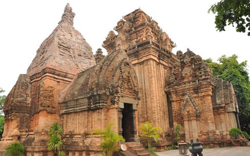 Phát áo dài miễn phí cho du khách tham quan Tháp Bà Ponagar
