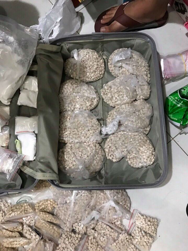 Va ly chứa hơn 8,3 kg ma túy được thu giữ tại những nơi ở của Yến