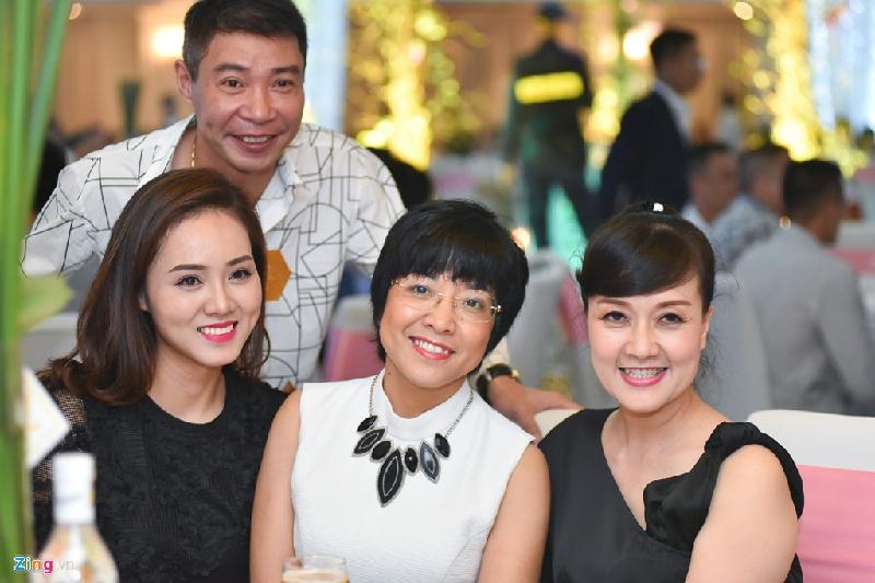 Tiệc cưới của MC Thành Trung và Ngọc Hương được tổ chức vào chiều 22/3 tại Hà Nội với sự góp mặt của nhiều nghệ sĩ miền Bắc. Diễn viên Công Lý đến buổi tiệc cùng bạn gái mới Ngọc Hà. Cả hai chụp ảnh vui vẻ với MC Thảo Vân và diễn viên Vân Dung. 