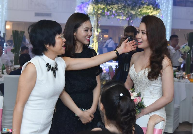 Thảo Vân và bạn gái hiện tại của Công Lý liên tục xuất hiện bên nhau ở tiệc cưới. Trước đó, họ cũng trò chuyện thân mật mỗi khi chạm mặt ở sự kiện. Ngọc Hà từng đến dự sinh nhật bé Tít (con trai Thảo Vân) tại nhà của nữ MC. 