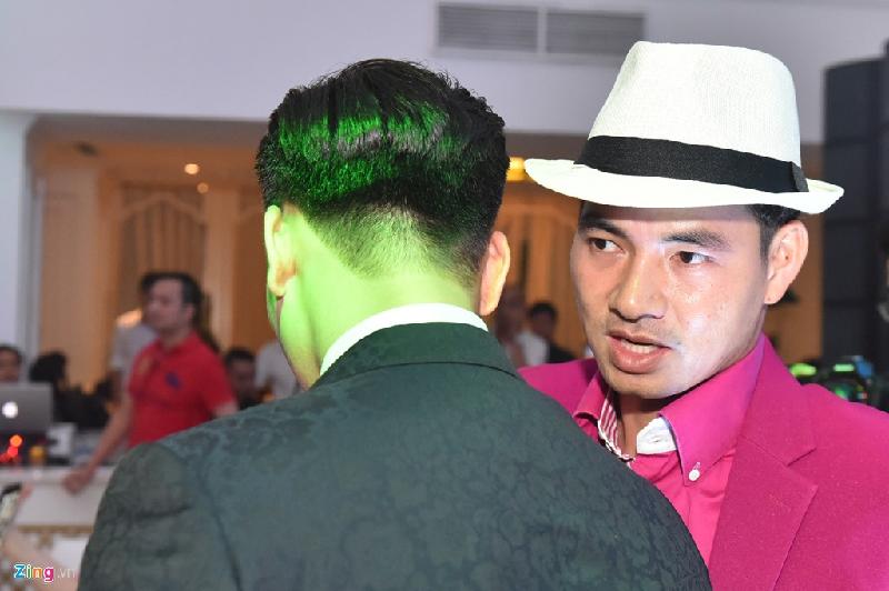 Nghệ sĩ Xuân Bắc dự tiệc với phong cách màu mè quen thuộc. Anh và đồng nghiệp Tự Long còn đại diện làm chứng cho khoảnh khắc ký hợp đồng hôn nhân của cô dâu - chú rể. 
