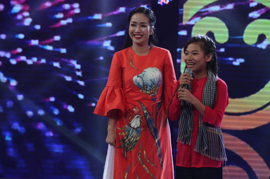 Ngược lại, giám khảo Quang Linh cho rằng đối với lứa tuổi của bé hát được giọng thấp là quá tốt. Theo anh, cô bé có đầy tiềm năng và triển vọng trong tương lai. Nam giám khảo nói nhầm sẽ “xúi” cô Thu Hiền bấm đèn như màu áo đỏ của cháu khiến mọi người “hú vía” nhưng sau đó anh đã kịp đính chính lại và cô bé Bảo Châu giành được suất vào vòng trong.