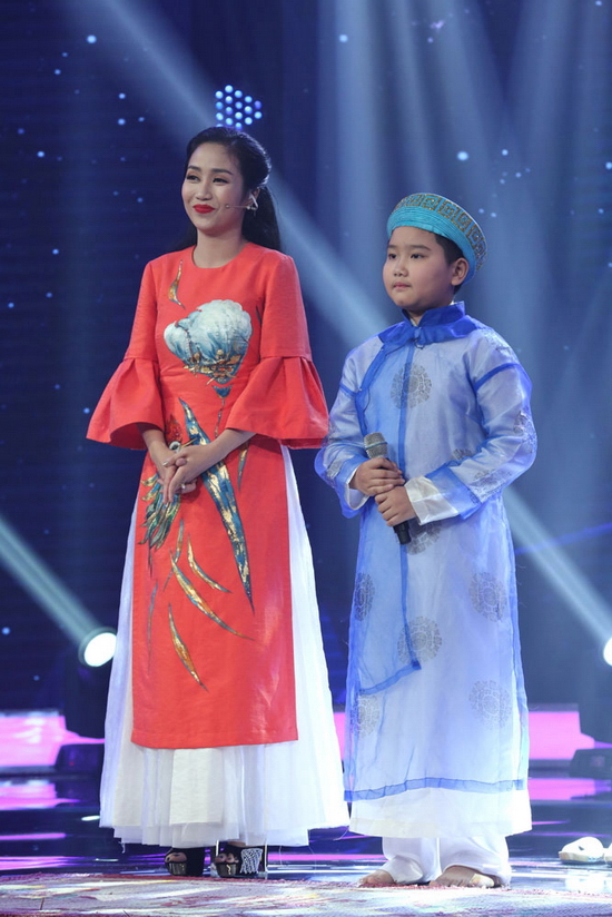 Giám khảo Quang Linh cũng đồng ý với nhận định của NSND Thu Hiền. Anh cho biết mình thích cách phối mới trong tiết mục của bé nhưng sẽ hay hơn nếu bé học được cách luyến láy đúng chất chèo cổ. Không ngoài dự đoán, cả ba giám khảo đều nhất trí chọn Quang Diễn. Cậu bé ngây thơ chia sẻ mình 