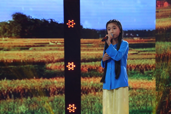 Từng tham gia thi một cuộc thi hát lớn không chuyên về dân ca, cô bé 12 tuổi Đặng Vũ Thùy Dung bày tỏ mong muốn qua cuộc thi sẽ thể hiện tình yêu quê hương đất nước và trưởng thành hơn. Cô bé mang đến ca khúc Chiếc áo bà ba với chất giọng sáng và ngọt ngào. 
