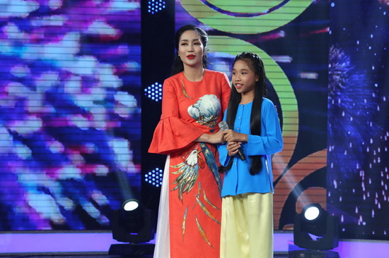 Ca sĩ Cẩm Ly khen cô bé đã hát tốt những nốt cao. Trong khi đó, ca sĩ Quang Linh còn ý cho bé nên trình diễn dạn dĩ hơn phần thi thêm hoàn hảo. Ngay sau đó, Nam ca sĩ lại tiếp tục thể hiện khiếu hài hước duyên dáng của mình khi bày tỏ sự cảm thông với thí sinh và cho rằng có tự tin cách mấy nhưng gặp “bà Thu Hiền” ngồi đây là sợ “gần chết”. 