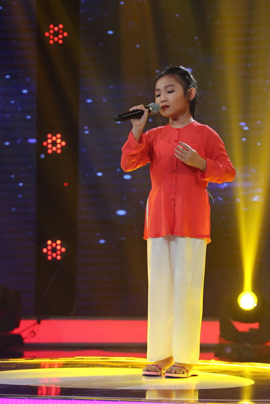 Phần trình diễn của cô bé còn khiến MC Ốc Thanh Vân “phát cuồng” khi sởn cả da gà và đòi dừng chương trình chỉ để… dẫn bé về nhà nấu bún riêu cua đồng cho ăn. Đặc biệt, NSND Thu Hiền cho rằng ca khúc rất phù hợp với lứa tuổi của bé. Chị không còn lời nào để góp ý thêm khi bé vừa xinh, hát tình cảm, biểu cảm nội tâm hài hòa.
