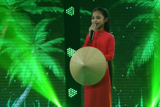 Tuy nhiên, Quang Linh lại cho rằng ca khúc này quá khó so với nội lực của cô bé và hài hước khuyên bé từ đây về sau đừng cho mẹ chọn bài nữa. Nam giám khảo còn thắc mắc rằng tại sao người Hậu Giang lại hát về Bến Tre làm cho khán giả ôm bụng cười lăn.