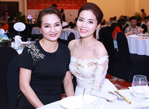 1. Hoa hậu Kỳ Duyên  Là một người đứng sau sự thành công của con gái, mẹ của Kỳ Duyên thường xuyên xuất hiện cùng cô ở các sự kiện. Chính vì vậy, nhan sắc trẻ trung không tuổi của bà được rất nhiều người khen ngợi.