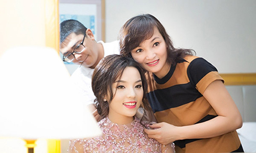 Dù trang điểm nhẹ nhàng như mẹ Kỳ Duyên không hề kém cạnh con gái