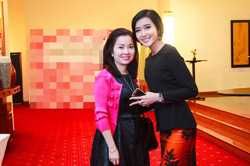 2. Á hậu Huyền My  Mẹ ruột của Á hậu Huyền My gây bất ngờ vì gương mặt trẻ trung gần như không có nếp nhăn cùng làn da trắng mịn không kém gì con gái.
