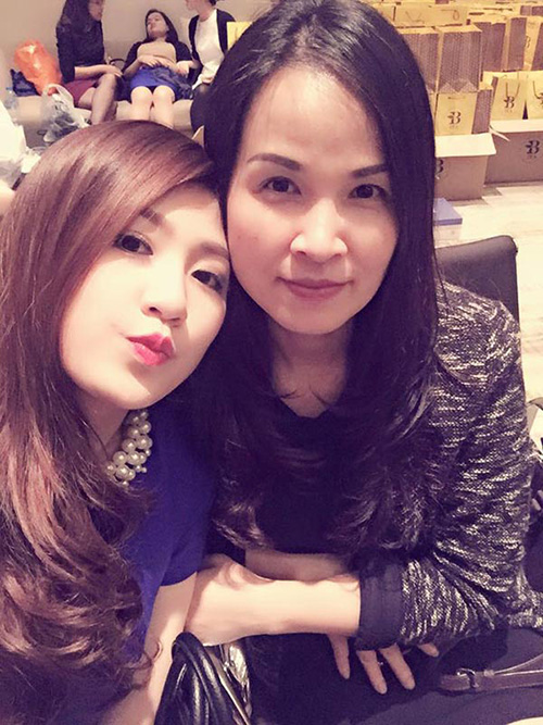 Nếu chỉ nhìn ảnh, nhiều người sẽ lầm tưởng Tú Anh khoe ảnh cùng chị gái