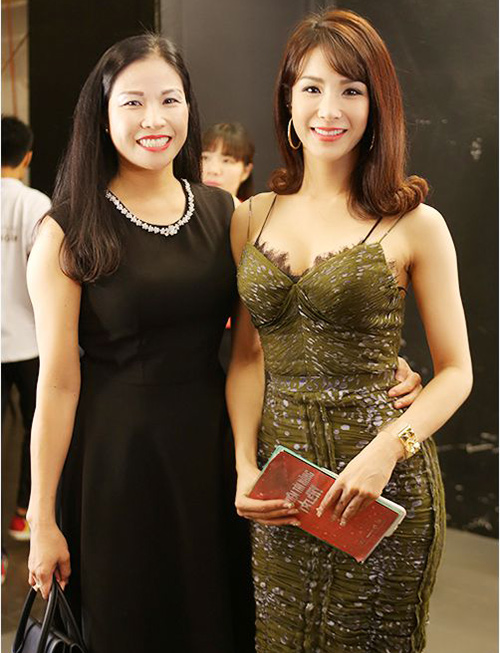 5. Diệp Lâm Anh  Diệp Lâm Anh là một trong những mỹ nhân chăm khoe mẹ nhất trong Showbiz. Cô thường xuyên khoe ảnh đi du lịch, ăn uống cùng mẹ rất vui vẻ.
