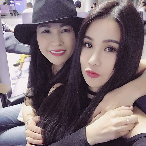 Hai mẹ con cô có nhiều nét giống nhau