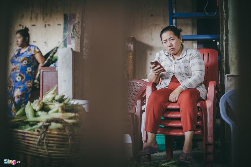 Chị Hằng, chủ một vựa bắp tại đây cho biết mỗi ngày chị đều nhập về khoảng 20-30 tấn bắp để bán. Chị thuê 2-3 xe để vận chuyển với chi phí khoảng 7 triệu đồng/xe. Chị chia sẻ cách đây không lâu, với tin đồn bắp được nấu bằng pin để nhanh chín, người tiêu dùng quay lưng với nông sản này. Trong 6-7 tháng ròng rã, cả vựa bắp của chị không nhập về một trái nào, giá rớt còn dưới 500 đồng/trái. Lúc đó chị phải nhập dưa hấu bán nhằm trang trải tiền thuê vựa.
