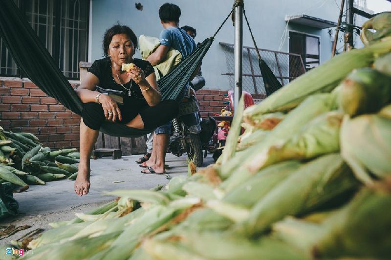 Tuy nhiên, đó là câu chuyện đã qua. Những chủ vựa ở đây đã kinh doanh bình thường trở lại, họ vẫn ăn bắp nhập về mỗi ngày một cách rất bình thường.