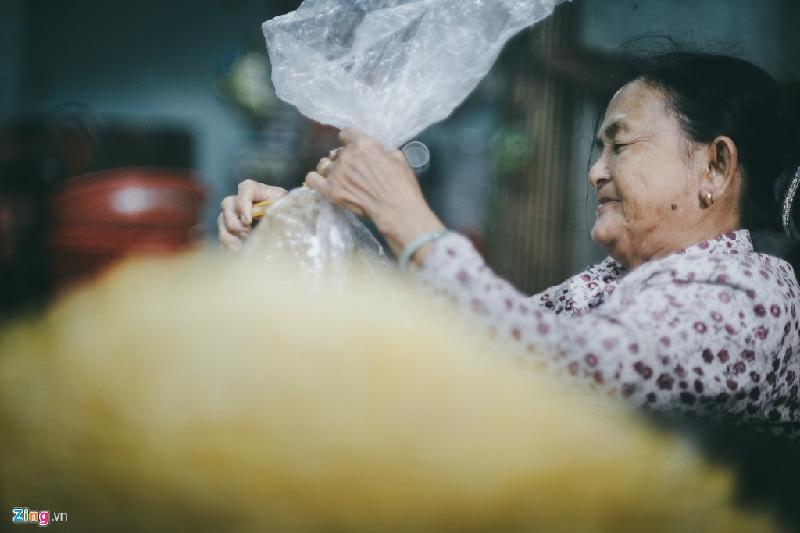  Nụ cười thân thiện của tiểu thương ở khu chợ bắp duy nhất TP.HCM.