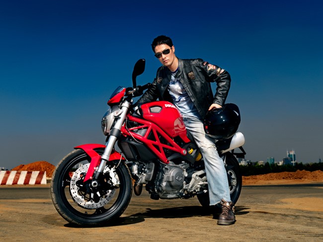 Bị tan nạn, xe mô tô 400 triệu đồng của Johnny Trí Nguyễn vỡ nát