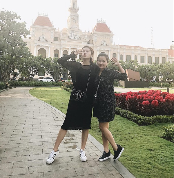Huyền My tạo dáng xì tin bên mẹ, không quên chúc chị em phụ nữ nhận được nhiều hoa và quà 8/3.