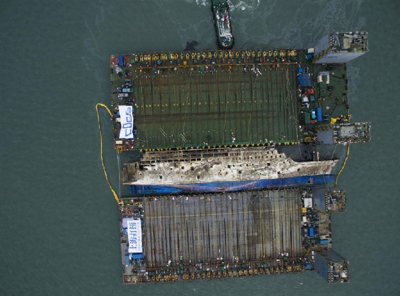 Ngày 25/3, chính phủ Hàn Quốc đã đưa thành công chiếc phà Sewol từ đáy biển sâu 40 m lên một con tàu nửa chìm để bắt đầu di chuyển về cảng.