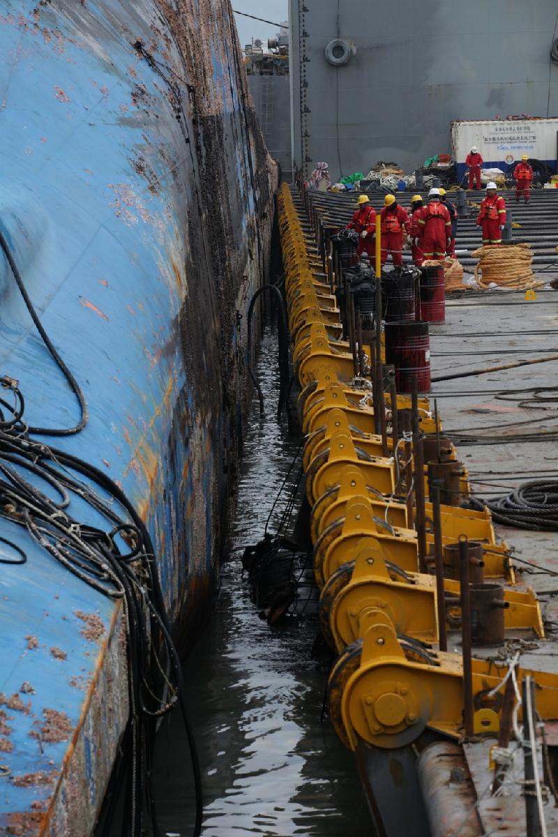 Trong những ngày phà Sewol được trục vớt, gia đình các nạn nhân mất tích đã cắm trại trên bãi biển để chờ đợi, hy vọng chiếc phà sẽ mang theo thi thể người thân họ về bờ.