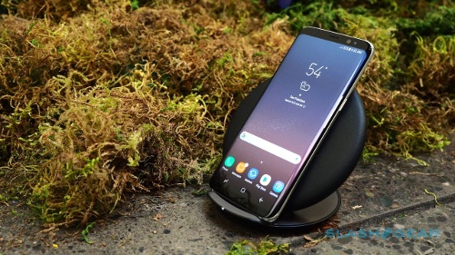 Cũng như hai model Galaxy cao cấp năm ngoái, Galaxy S8 mang thiết kế nguyên khối kết hợp giữa khung viền kim loại và mặt lưng kính cường lực.  