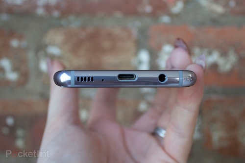 Phía trên đỉnh của Galaxy S8 là khay cắm nanoSIM được bổ sung thêm khay cắm thẻ nhớ bên trong. 