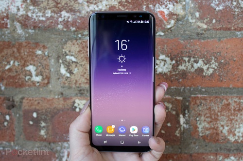 Samsung Galaxy S8 khá lớn với màn hình kích thước 5,8 inch độ phân giải 2.960 x 1.440 pixel, mật độ điểm ảnh 570 ppi. 