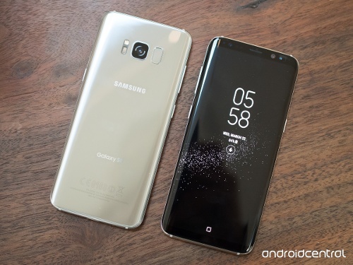 Tính năng Always Display On vẫn tiếp tục có mặt trên Galaxy S8, giúp người dùng có thể theo dõi các thông tin như ngày giờ, các thông báo từ cả các ứng dụng của bên thứ ba. Người dùng có thể tuỳ chọn hiển thị giờ, lịch, thông báo hay một số hình ảnh sẵn có.