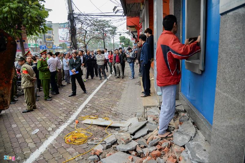 Nhiều ngày nay, tại ATM này, khách phải đứng trên đống gạch vữa ngổn ngang để rút tiền.