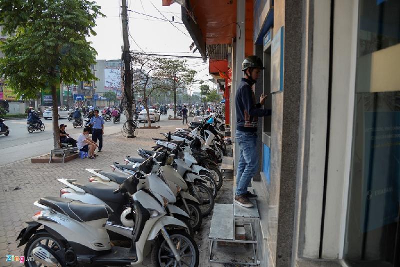 Sau đó ngân hàng dùng biện pháp làm bậc tam cấp bằng khung sắt kê vào thay thế, phía dưới đắp bằng vài viên gạch trát vữa.