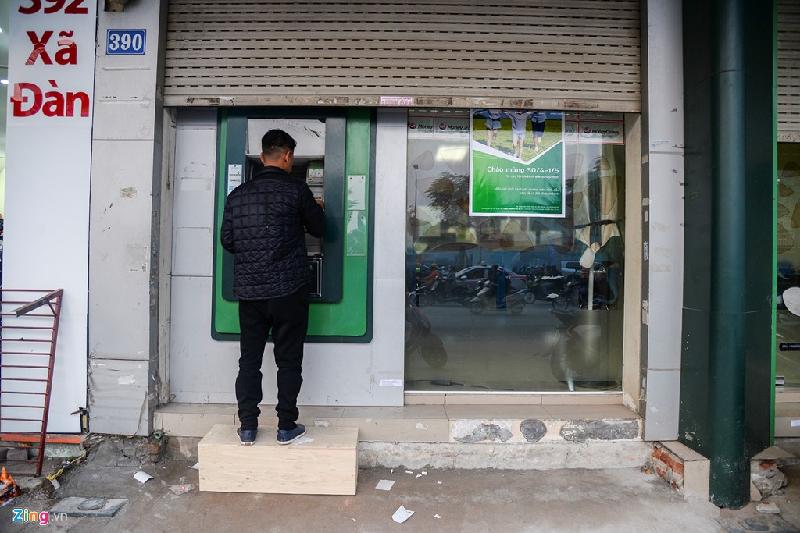 Tại một ATM trên đường Xã Đàn, bệ gỗ tạo thêm để khách thuận lợi đứng rút tiền này được đặt đến 21h.