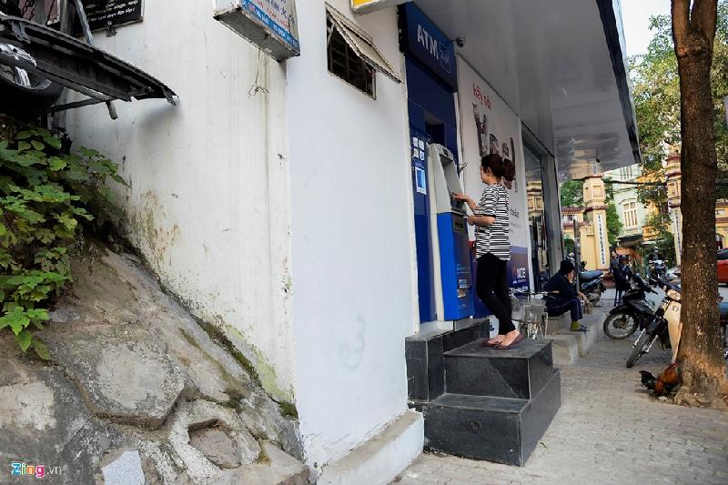 Trong khi đó, bậc lên xuống của ATM này tràn ra vỉa hè nhưng vẫn “sống sót” sau “cơn bão” dẹp vỉa hè.