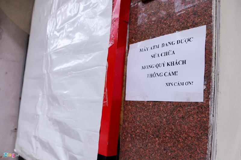Trước đó, trên mạng xã hội xuất hiện hình ảnh người phụ nữ phải đứng lên ghế để giao dịch ở ATM này. Ngay sau đó, ngân hàng liền cho phủ kín, không sử dụng và dán thông báo sửa chữa.
