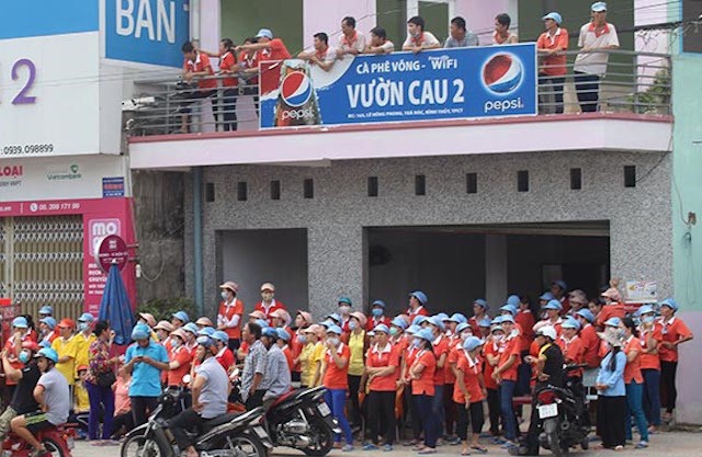 Công nhân đứng nhìn cảnh sát chữa cháy. Ảnh 