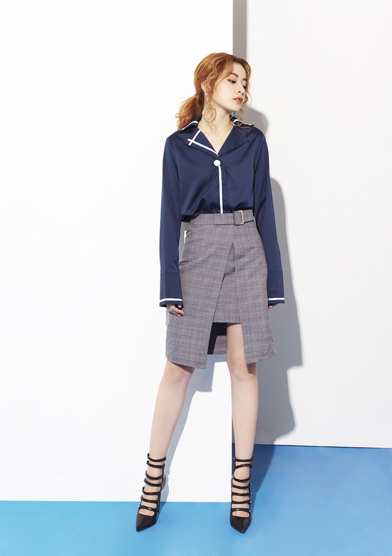 Các cô gái có thể kết hợp một bộ thật trendy thế này dạo phố hoặc đến công sở. Áo sơ mi tay loe mang đến sự tinh tế trưởng thành kết hợp cùng chân váy tôn dáng.