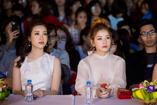 Sự kiện diễn ra ngoài trời sau cơn mưa, có gió to. Tuy vậy cả hai đại sứ của chương trình là Chi Pu lẫn Hoa hậu Mỹ Linh đều bình tĩnh và chăm chú theo dõi. Mặc “tóc gió thôi bay”, Chi Pu vẫn giữ được vẻ xinh đẹp trong những khoảnh khắc “zoom” cận cảnh.