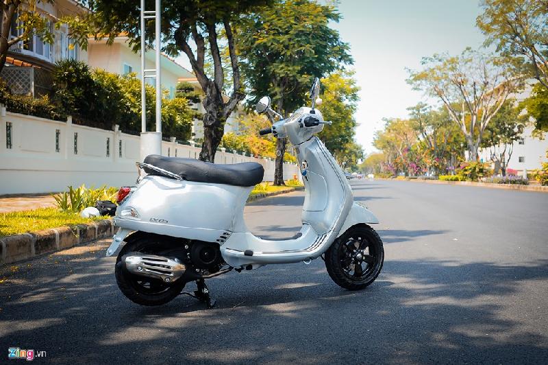 Vespa LX 125 2017 có chiều dài, rộng lần lượt 1.770 x 705 mm. Trục cơ sở xe ở mức 1.280 mm, chiều cao yên 785 mm, trọng lượng khoảng 114 kg. Mẫu xe tay ga cao cấp này có bình xăng dung tích 7 lít. 