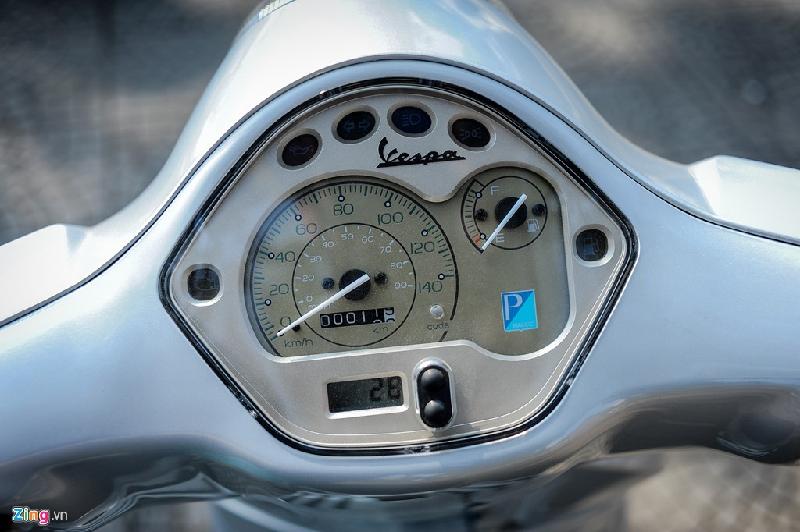 Cụm đồng hồ hiển thị đặc trưng của những chiếc Vespa LX vẫn giữ nguyên ở phiên bản mới. Nền đồng hồ có màu tối hơn, giúp tăng khả năng quan sát.