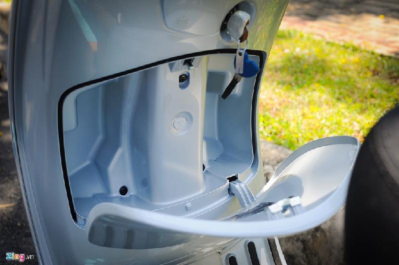 Vespa LX 2017 vẫn giữ được trang bị hộc đồ nhỏ phía trước. Tuy nhiên, dòng xe này không được trang bị cổng sạc điện USB cho các thiết bị cầm tay như một số xe gần đây của Piaggio. 